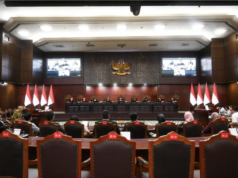 MK Nyatakan Gugatan Ambang Batas Parlemen Prematur, Permohonan KPD Tak Dapat Diterima Ilustrasi - Ketua Mahkamah Konstitusi (MK) Suhartoyo (tengah) memimpin sidang pembacaan putusan Pengujian Materiil Undang-Undang Nomor 1 Tahun 1974 tentang Perkawinan di Gedung MK, Jakarta, Senin (2/2/2026). MK memutuskan menolak seluruhnya permohonan uji materi Pasal 2 ayat (1) Undang-Undang Nomor 1 Tahun 1974 yang meminta perkawinan beda agama karena pemohon dinilai tidak memiliki kedudukan hukum dalam permohonan a quo . ANTARA FOTO/Rivan Awal Lingga/foc.