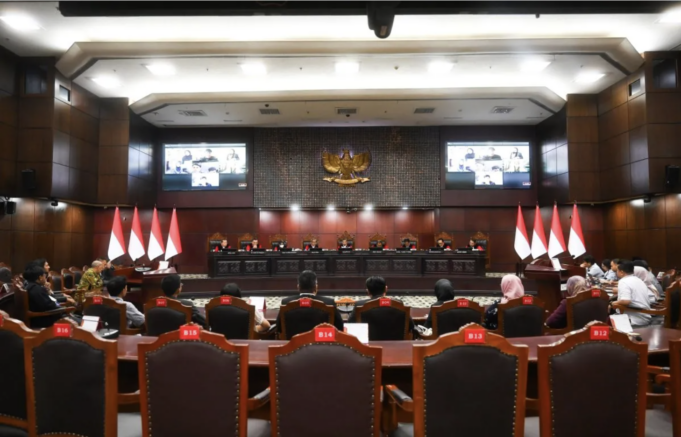 Screenshot 2026-03-02 at 12.27.07 PM Ilustrasi - Ketua Mahkamah Konstitusi (MK) Suhartoyo (tengah) memimpin sidang pembacaan putusan Pengujian Materiil Undang-Undang Nomor 1 Tahun 1974 tentang Perkawinan di Gedung MK, Jakarta, Senin (2/2/2026). MK memutuskan menolak seluruhnya permohonan uji materi Pasal 2 ayat (1) Undang-Undang Nomor 1 Tahun 1974 yang meminta perkawinan beda agama karena pemohon dinilai tidak memiliki kedudukan hukum dalam permohonan a quo . ANTARA FOTO/Rivan Awal Lingga/foc.