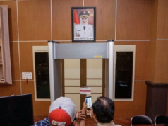 KPK Amankan Fadia Arafiq dan Dua Orang Kepercayaannya dalam OTT ke-7 Tahun 2026 Wartawan memotret pintu ruangan Bupati Pekalongan yang telah disegel oleh KPK di Kantor Pemda Kabupaten Pekalongan, Jawa Tengah, Selasa (3/3/2026). Penyegelan ruang tersebut terkait operasi tangkap tangan (OTT) Bupati Pekalongan Fadia Arafiq yang dilakukan KPK pada Selasa (3/3). ANTARA FOTO/Harviyan Perdana Putra/hma/tom.