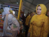Arafiq: Demi Allah Tidak Ada OTT Arsip foto - Bupati Pekalongan Fadia Arafiq (kedua kanan) meninjau produk UMKM yang dipamerkan saat Pekan Raya Kajen 2023 di Kabupaten Pekalongan, Jawa Tengah, Selasa (22/8/2023). ANTARA FOTO/Harviyan Perdana Putra/aww/pri.