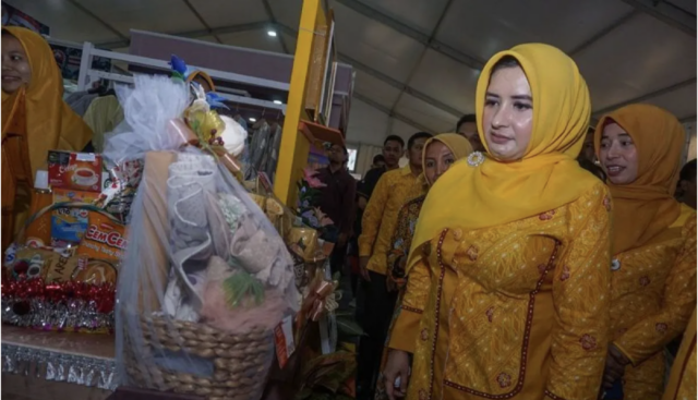 Arsip foto - Bupati Pekalongan Fadia Arafiq (kedua kanan) meninjau produk UMKM yang dipamerkan saat Pekan Raya Kajen 2023 di Kabupaten Pekalongan, Jawa Tengah, Selasa (22/8/2023). ANTARA FOTO/Harviyan Perdana Putra/aww/pri.