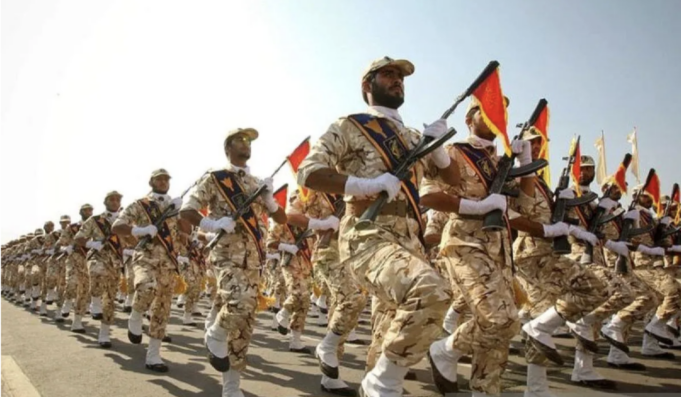 Arsip foto - Anggota Garda Revolusi Iran berbaris dalam parade untuk memperingati Perang Iran-Irak di Teheran, Iran, 22 September 2011. ANTARA/REUTERS/Stringer/as/pri.