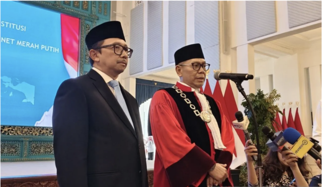 Hakim Mahkamah Konstitusi Adies Kadir (kanan) menjawab pertanyaan wartawan di Istana Negara, Jakarta, Kamis (5/2/2026). (ANTARA/Fathur Rochman)
