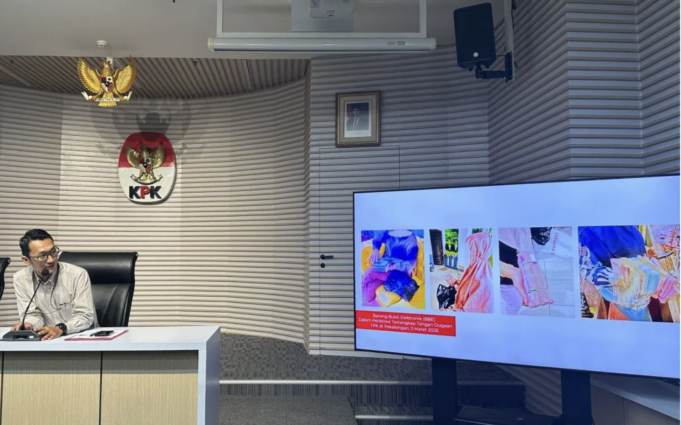 Juru Bicara Komisi Pemberantasan Korupsi Budi Prasetyo memberikan keterangan mengenai barang bukti kasus dugaan korupsi terkait pengadaan jasa outsourcing atau tenaga alih daya, dan pengadaan lainnya di lingkungan Pemerintah Kabupaten Pekalongan tahun anggaran 2023-2026, di Gedung Merah Putih KPK, Jakarta, Rabu (4/3/2026). ANTARA/Rio Feisal