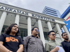 MK Terima Gugatan Uji Materi Pasal Penghasutan dan Hoaks KUHP dari Aktivis Lokataru Foundation Terdakwa kasus demo Agustus 2025, Delpedro Marhaen (kedua kanan), didampingi kuasa hukumnya, saat menyampaikan keterangan kepada pers usai mengajukan permohonan uji materi KUHP baru di Gedung Mahkamah Konstitusi, Jakarta, Kamis (5/3/2026). ANTARA/Fath Putra Mulya.