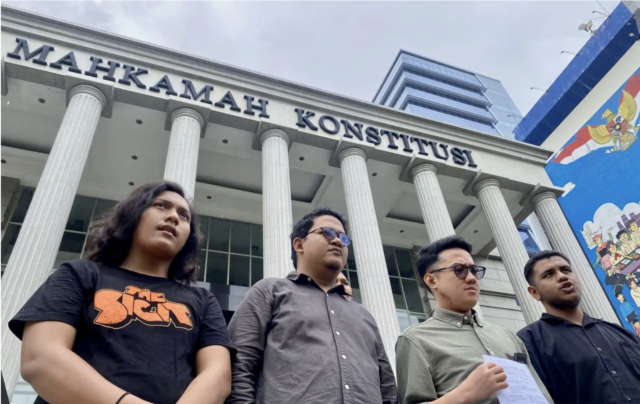 Terdakwa kasus demo Agustus 2025, Delpedro Marhaen (kedua kanan), didampingi kuasa hukumnya, saat menyampaikan keterangan kepada pers usai mengajukan permohonan uji materi KUHP baru di Gedung Mahkamah Konstitusi, Jakarta, Kamis (5/3/2026). ANTARA/Fath Putra Mulya.