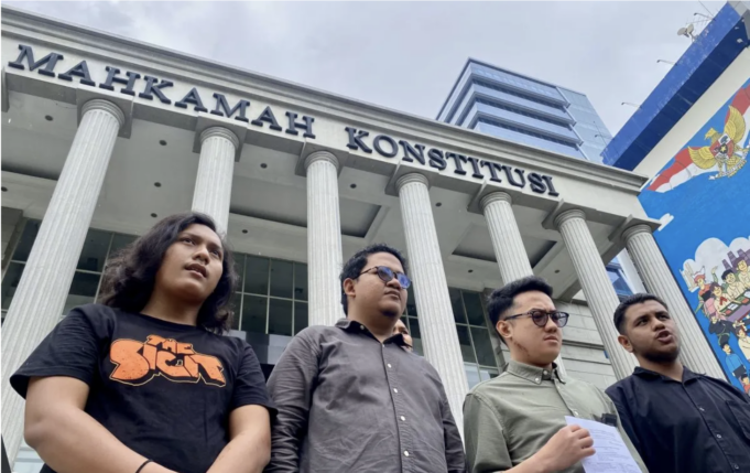 Terdakwa kasus demo Agustus 2025, Delpedro Marhaen (kedua kanan), didampingi kuasa hukumnya, saat menyampaikan keterangan kepada pers usai mengajukan permohonan uji materi KUHP baru di Gedung Mahkamah Konstitusi, Jakarta, Kamis (5/3/2026). ANTARA/Fath Putra Mulya.