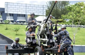 Koalisi Sipil Kritik Perintah Siaga 1 Tentara Nasional Indonesia, Dinilai Tak Sejalan dengan Konstitusi Personel TNI AL mengerahkan senjata meriam pertahanan udara saat latihan di markas Kodaeral XIII, Rabu (4/3/2026). ANTARA/HO-Humas Koarmada RI/am.