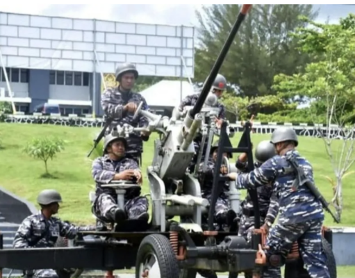 Koalisi Sipil Kritik Perintah Siaga 1 Tentara Nasional Indonesia, Dinilai Tak Sejalan dengan Konstitusi Personel TNI AL mengerahkan senjata meriam pertahanan udara saat latihan di markas Kodaeral XIII, Rabu (4/3/2026). ANTARA/HO-Humas Koarmada RI/am.