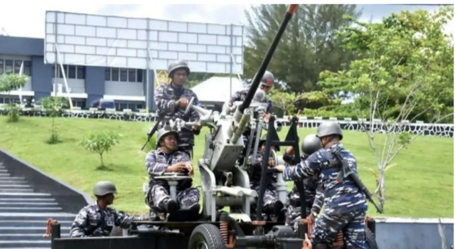Personel TNI AL mengerahkan senjata meriam pertahanan udara saat latihan di markas Kodaeral XIII, Rabu (4/3/2026). ANTARA/HO-Humas Koarmada RI/am.