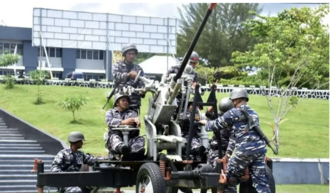 Personel TNI AL mengerahkan senjata meriam pertahanan udara saat latihan di markas Kodaeral XIII, Rabu (4/3/2026). ANTARA/HO-Humas Koarmada RI/am.