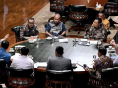 Prabowo Subianto Pimpin Lima Rapat Terbatas di Hambalang Presiden Prabowo Subianto memimpin rapat terbatas di kediaman pribadinya, Hambalang, Kabupaten Bogor, Jawa Barat, Minggu (8/3/2026) membahas program-program prioritas pemerintah bidang pendidikan dan perkembangan eskalasi di Timur Tengah. ANTARA/HO-Sekretariat Kabinet.