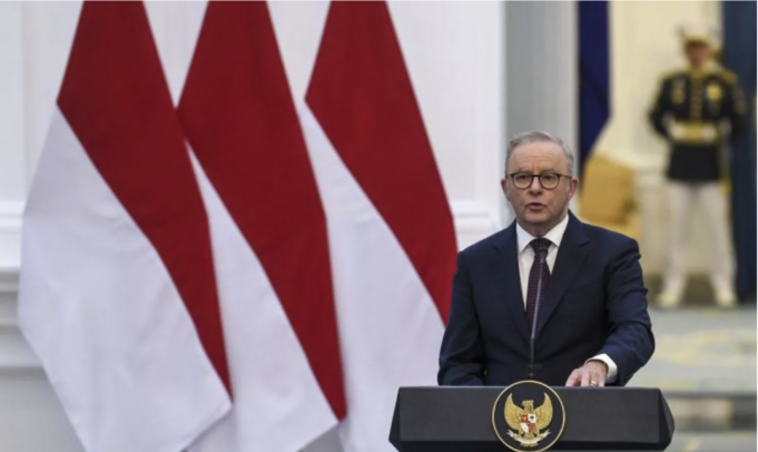 Perdana Menteri Australia Anthony Albanese saat memberikan pernyataan bersama saat kunjungan kenegaraan di Istana Merdeka, Jakarta, Jumat (6/2/2026). ANTARA FOTO/Galih Pradipta/rwa.