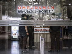 Kejagung Sita Dokumen dari Kantor Ombudsman Terkait Kasus Perintangan Penyidikan Minyak Goreng Petugas dari Kejaksaan Agung berjaga saat penggeledahan di gedung Ombudsman di Jakarta, Senin (9/3/2026). Penggeledahan tersebut dilakukan terkait kasus dugaan perintangan penyidikan dan penuntutan perkara minyak goreng yang melibatkan tiga korporasi yaitu Wilmar Group, Permata Hijau Group, dan Musim Mas Group. ANTARA FOTO/Dhemas Reviyanto/nz.