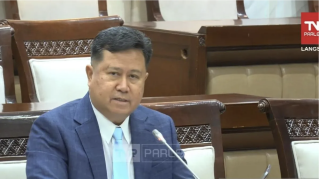 Calon anggota Dewan Komisioner (DK) Otoritas Jasa Keuangan (OJK) Agus Sugiarto memaparkan materi dalam uji kelayakan dan kepatutan di hadapan Komisi XI DPR RI di Jakarta, Rabu (11/03/2026). (ANTARA/ Muhammad Heriyanto)