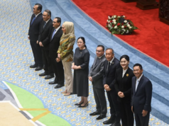 Ketua DPR: Revisi Undang-Undang Pemilu 2017 Masih Dibahas Parpol dan Pemerintah Ketua DPR Puan Maharani (tengah) berfoto bersama Wakil Ketua DPR Sari Yuliati (ketiga kiri), Sufmi Dasco Ahmad (keempat kanan), Saan Mustopa (ketiga kanan), dan calon anggota terpilih dewan komisioner Otoritas Jasa Keuangan (OJK) periode 2026â2031 pada Rapat Paripurna Ke-16 Masa Persidangan IV Tahun Sidang 2025â2026 di Kompleks Parlemen, Senayan, Jakarta, Kamis (12/3/2026). Dalam rapat tersebut DPR menyetujui lima nama calon anggota dewan komisioner Otoritas Jasa Keuangan (OJK) periode 2026-2031 yang sebelumnya telah melalui uji kelayakan di Komisi XI DPR RI pada Rabu (11/3). ANTARA FOTO/Rivan Awal Lingga/foc.