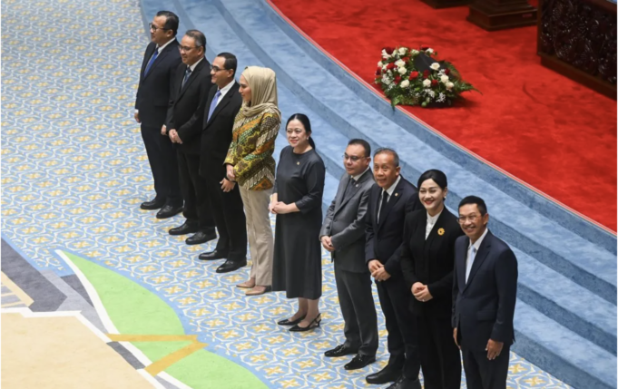Ketua DPR Puan Maharani (tengah) berfoto bersama Wakil Ketua DPR Sari Yuliati (ketiga kiri), Sufmi Dasco Ahmad (keempat kanan), Saan Mustopa (ketiga kanan), dan calon anggota terpilih dewan komisioner Otoritas Jasa Keuangan (OJK) periode 2026â2031 pada Rapat Paripurna Ke-16 Masa Persidangan IV Tahun Sidang 2025â2026 di Kompleks Parlemen, Senayan, Jakarta, Kamis (12/3/2026). Dalam rapat tersebut DPR menyetujui lima nama calon anggota dewan komisioner Otoritas Jasa Keuangan (OJK) periode 2026-2031 yang sebelumnya telah melalui uji kelayakan di Komisi XI DPR RI pada Rabu (11/3). ANTARA FOTO/Rivan Awal Lingga/foc.