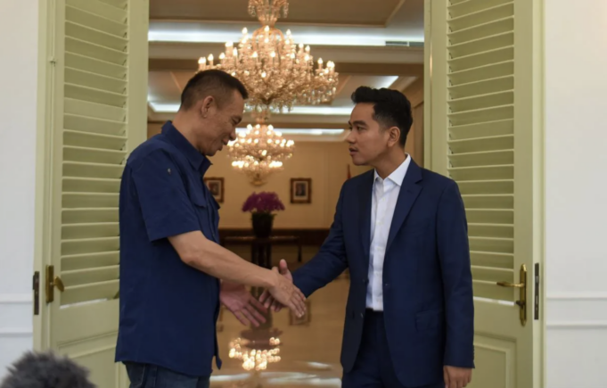 Wakil Presiden Gibran Rakabuming Raka melakukan pertemuan dengan peneliti dan ahli digital forensik Rismon Sianipar di Istana Wakil Presiden, Jakarta, Jumat (13/3/2026). ANTARA FOTO/Indrianto Eko