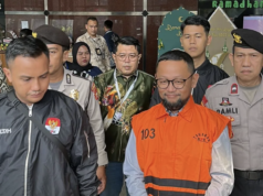 Gus Alex Resmi Ditahan KPK, Menyusul Gus Yaqut di Kasus Korupsi Kuota Haji Staf Khusus Yaqut Cholil Qoumas saat menjabat sebagai Menteri Agama, Ishfah Abidal Aziz alias Gus Alex (IAA), berjalan menuju mobil tahanan setelah diperiksa sebagai tersangka kasus kuota haji, di Gedung Merah Putih KPK, Jakarta, Selasa (17/3/2026). (ANTARA/Rio Feisal)