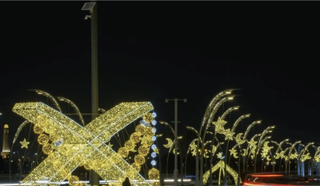 Screenshot 2026-03-19 at 11.28.24 AM Seorang warga menyaksikan lampu hias yang terpasang di pinggir jalan Doha, Qatar, Jumat (27/2/2026). Lampu hias dengan beragam bentuk itu terpasang di berbagai sudut Kota Doha selama bulan Ramadhan. ANTARA FOTO/Xinhua/Nikku/tom.