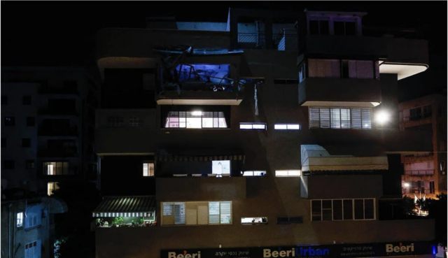 Lokasi dampak dari serangan misil Iran di Ramat Gan, Israel, Rabu (18/3/2026). Seorang pria dan seorang wanita tewas Selasa malam di lokasi tersebut setelah sebuah rudal yang ditembakkan dari Iran mengenai sebuah gedung tempat tinggal, lapor layanan darurat nasional Israel MDA. ANTARA/Jamal Awad/aa.