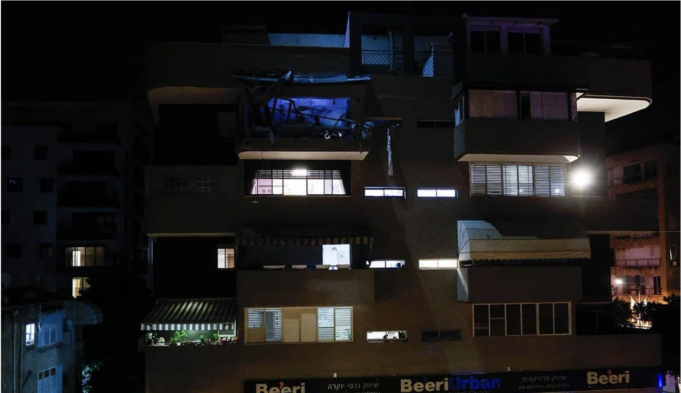 Lokasi dampak dari serangan misil Iran di Ramat Gan, Israel, Rabu (18/3/2026). Seorang pria dan seorang wanita tewas Selasa malam di lokasi tersebut setelah sebuah rudal yang ditembakkan dari Iran mengenai sebuah gedung tempat tinggal, lapor layanan darurat nasional Israel MDA. ANTARA/Jamal Awad/aa.