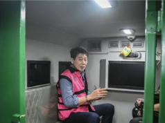 Kejagung Tetapkan Samin Tan Tersangka Korupsi Tambang PT AKT Pemilik PT Asmin Koalindo Tuhup (AKT), Samin Tan duduk di dalam mobil tahanan usai menjalani pemeriksaan di Kejaksaan Agung, Jakarta, Sabtu (28/3/2026). Kejaksaan Agung menetapkan pemilik PT Asmin Koalindo Tuhup (AKT), Samin Tan sebagai tersangka kasus dugaan tindak pidana korupsi penyimpangan dalam pengelolaan pertambangan batu bara di Kabupaten Murung Raya, Kalimantan Tengah karena tetap melakukan penambangan dan penjualan hasil tambang meskipun izin telah dicabut sejak 2017. ANTARA FOTO/Sulthony Hasanuddin/wpa./pri.