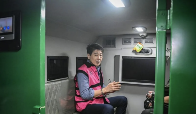 Pemilik PT Asmin Koalindo Tuhup (AKT), Samin Tan duduk di dalam mobil tahanan usai menjalani pemeriksaan di Kejaksaan Agung, Jakarta, Sabtu (28/3/2026). Kejaksaan Agung menetapkan pemilik PT Asmin Koalindo Tuhup (AKT), Samin Tan sebagai tersangka kasus dugaan tindak pidana korupsi penyimpangan dalam pengelolaan pertambangan batu bara di Kabupaten Murung Raya, Kalimantan Tengah karena tetap melakukan penambangan dan penjualan hasil tambang meskipun izin telah dicabut sejak 2017. ANTARA FOTO/Sulthony Hasanuddin/wpa./pri.