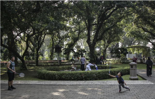 Ilustrasi - Orang tua mendampingi anaknya bermain di Taman Suropati, Jakarta. ANTARA FOTO/Dhemas Reviyanto/wpa.