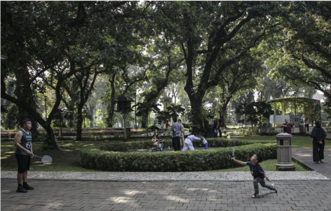 Screenshot 2026-03-30 at 10.00.00 AM Ilustrasi - Orang tua mendampingi anaknya bermain di Taman Suropati, Jakarta. ANTARA FOTO/Dhemas Reviyanto/wpa.