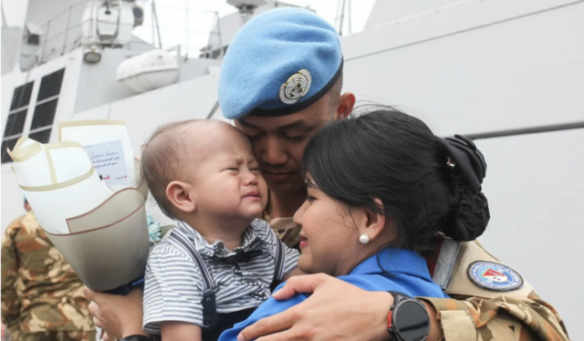 Personel TNI AL dari Satuan Tugas Maritime Task Force (MTF) TNI Kontingen Garuda XXVIII-P/UNIFIL memeluk istri dan anaknya usai turun dari KRI Sultan Iskandar Muda-367 setibanya di Koarmada II, Surabaya, Jawa Timur, Sabtu (7/2/2026). Kapal perang Korvet kelas Sigma di bawah komando Letkol Laut (P) Anugerah Annurullah selaku Dansatgas MTF TNI Konga XXVIII-P/UNIFIL yang membawa 120 personel TNI AL itu telah kembali ke Surabaya setelah melaksanakan misi perdamaian PBB di Lebanon. ANTARA FOTO/Didik Suhartono/bar