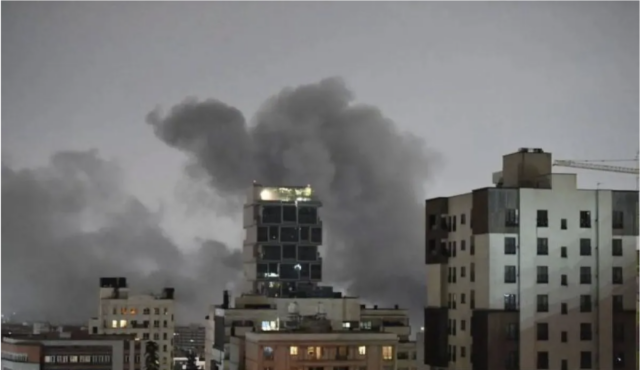 Arsip - Asap membubung ke udara setelah suara ledakan terdengar di Teheran, Iran (28/3/2026). (ANTARA/Xinhua/Shadati/am)