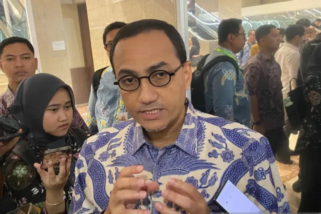 Calon anggota Dewan Komisioner (DK) Otoritas Jasa Keuangan (OJK) Hasan Fawzi diwawancarai seusai mengikuti uji kelayakan dan kepatutan (fit and proper test) calon anggota DK OJK di hadapan Komisi XI DPR RI di Kompleks Parlemen, Jakarta, Rabu (11/03/2026). (ANTARA/ Rizka Khaerunnisa)