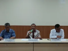 Komnas Tetapkan Aktivis Andrie Yunus sebagai Pembela HAM Usai Disiram Air Keras Wakil Ketua Internal Komnas HAM Prabianto Mukti Wibowo (kiri), Koordinator Subkomisi Penegakan HAM Komnas HAM Pramono Ubaid Tanthowi (tengah), dan Komisioner Pemantauan dan Penyelidikan Komnas HAM Saurlin P Siagian (kanan) dalam konferensi pers di Jakarta, Selasa (17/3/2026). (ANTARA/Muhammad Rizki)