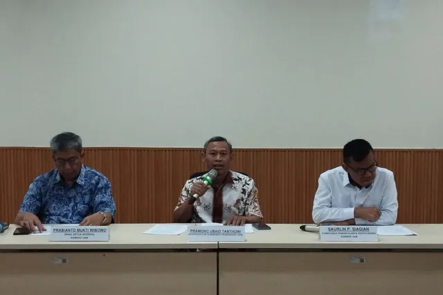 Wakil Ketua Internal Komnas HAM Prabianto Mukti Wibowo (kiri), Koordinator Subkomisi Penegakan HAM Komnas HAM Pramono Ubaid Tanthowi (tengah), dan Komisioner Pemantauan dan Penyelidikan Komnas HAM Saurlin P Siagian (kanan) dalam konferensi pers di Jakarta, Selasa (17/3/2026). (ANTARA/Muhammad Rizki)