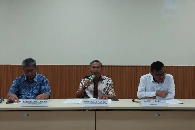 Wakil Ketua Internal Komnas HAM Prabianto Mukti Wibowo (kiri), Koordinator Subkomisi Penegakan HAM Komnas HAM Pramono Ubaid Tanthowi (tengah), dan Komisioner Pemantauan dan Penyelidikan Komnas HAM Saurlin P Siagian (kanan) dalam konferensi pers di Jakarta, Selasa (17/3/2026). (ANTARA/Muhammad Rizki)