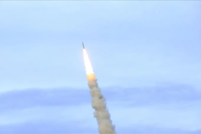 Ilustrasi peluru kendali (rudal) Iran meluncur menuju sasaran target. /ANTARA/Anadolu/py (Anadolu)