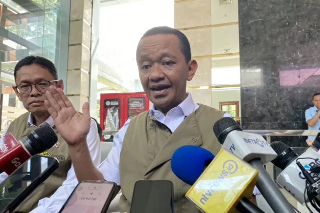 Menteri Energi dan Sumber Daya Mineral (ESDM) Bahlil Lahadalia menjawab pertanyaan wartawan di Kantor Kementerian ESDM, Jakarta, Selasa (17/3/2026). (ANTARA/Shofi Ayudiana)