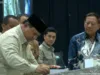 Prabowo Targetkan RI Stop Impor BBM 2–3 Tahun, Dorong Elektrifikasi dan Energi Bersih Tangkapan layar - Presiden Prabowo Subianto menandatangani prasasti dalam peresmian pabrik perakitan kendaraan komersial berbasis listrik milik PT VKTR Teknologi Mobilitas, di Magelang, Jawa Tengah, Kamis (9/4/2026). ANTARA/Youtube Sekretariat Presiden