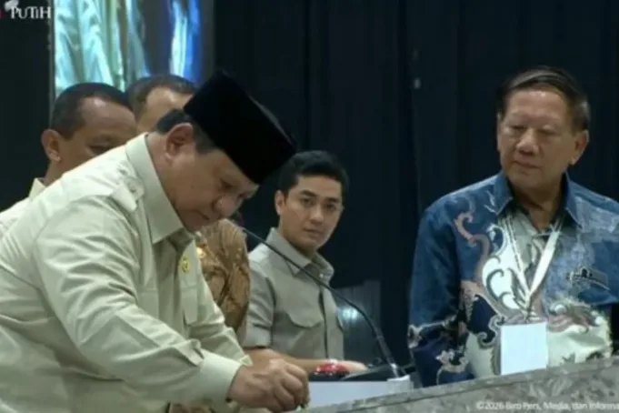 Tangkapan layar - Presiden Prabowo Subianto menandatangani prasasti dalam peresmian pabrik perakitan kendaraan komersial berbasis listrik milik PT VKTR Teknologi Mobilitas, di Magelang, Jawa Tengah, Kamis (9/4/2026). ANTARA/Youtube Sekretariat Presiden