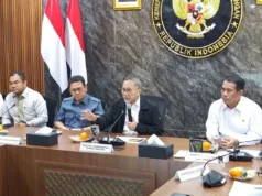Zulhas Ungkap Penyebab Kenaikan Harga Minyakita, Pasokan Terserap Program Bantuan Pangan Menteri Koordinator Bidang Pangan Zulkifli Hasan (Zulhas) (tengah) didampingi Menteri Perdagangan Budi Santoso (kedua kiri) dan Menteri Pertanian Andi Amran Sulaiman (kanan) memberikan keterangan pers usai rapat koordinasi terbatas membahas penguatan infrastruktur pascapanen, stabilisasi harga pangan, serta kebijakan tata kelola Minyakita di Kementerian Koordinator Bidang Pangan, Jakarta, Rabu (22/4/2026). (ANTARA/Aria Ananda)