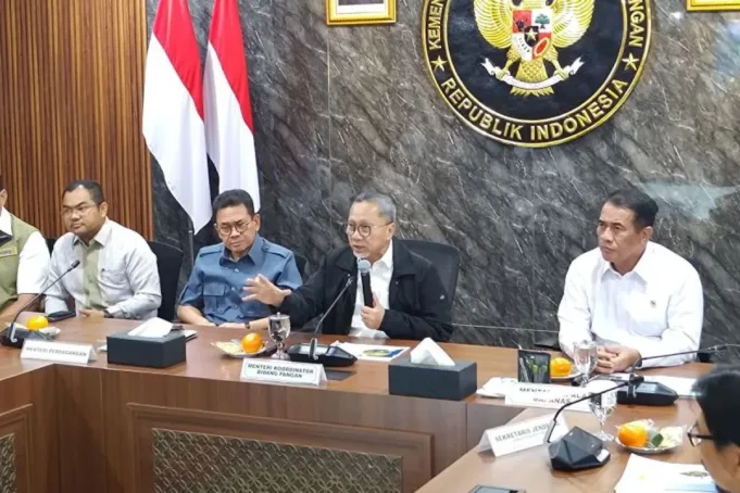 Menteri Koordinator Bidang Pangan Zulkifli Hasan (Zulhas) (tengah) didampingi Menteri Perdagangan Budi Santoso (kedua kiri) dan Menteri Pertanian Andi Amran Sulaiman (kanan) memberikan keterangan pers usai rapat koordinasi terbatas membahas penguatan infrastruktur pascapanen, stabilisasi harga pangan, serta kebijakan tata kelola Minyakita di Kementerian Koordinator Bidang Pangan, Jakarta, Rabu (22/4/2026). (ANTARA/Aria Ananda)