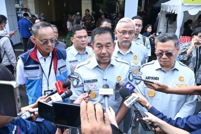 Direktur Utama PT Jasa Raharja Muhammad Awaluddin (tengah) memberikan keterangan kepada pers usai meninjau korban kecelakaan kereta di Bekasi, Jawa Barat. (ANTARA/HO-Jasa Raharja)