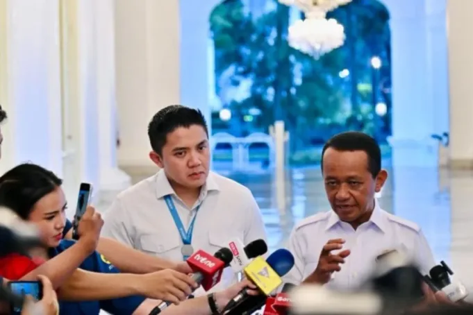 Menteri ESDM Bahlil Lahadalia (kanan) didampingi Sekretaris Kabinet Teddy Indra Wijaya (kiri) menjawab pertanyaan pers di Kompleks Istana Kepresidenan, Jakarta, Kamis (16/4/2026). ANTARA/HO-Humas Kementerian ESDM