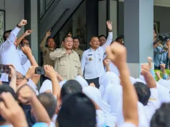 Gubernur Ahmad Lutfhi Hadiri Halalbihalal Pasbata, Tegaskan Gotong Royong sebagai Kekuatan Jawa Tengah Presiden Prabowo Subianto menyapa siswa, guru, dan tenaga kependidikan dalam kunjungan kerja di SMA Negeri Cilacap, Jawa Tengah, Rabu (29/4/2026). ANTARA/HO-Pemprov Jateng