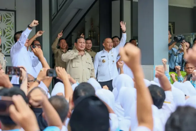 Presiden Prabowo Subianto menyapa siswa, guru, dan tenaga kependidikan dalam kunjungan kerja di SMA Negeri Cilacap, Jawa Tengah, Rabu (29/4/2026). ANTARA/HO-Pemprov Jateng