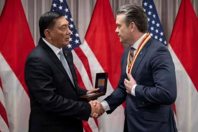 260413-D-XO220-2209-9900000000079e3c.jpg Menteri Pertahanan RI Sjafrie Sjamsoeddin (kiri) dengan Menhan AS Pete Hegseth dalam pertemuan mereka di Pentagon, Virginia, Amerika Serikat, Senin (13/4/2026). (ANTARA/HO-US Dept. of Defense via US Embassy Jakarta)