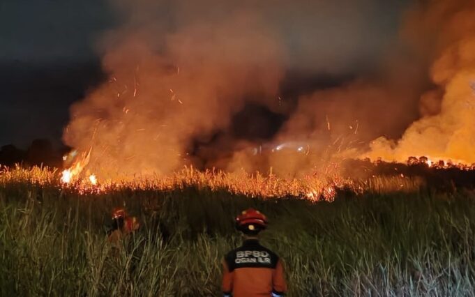 BPBD Kabupaten Ogan Ilir dan Tim Gabungan berjibaku memadamkan api yang membakar lahan seluas 10 hektar di Kabupaten Ogan Ilir, Sumatra Selatan