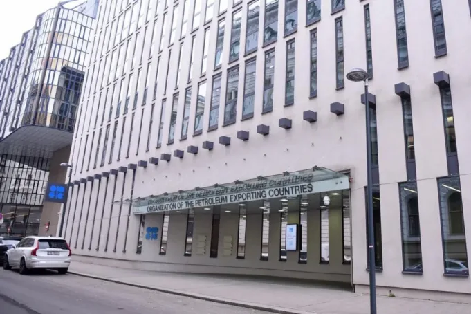 Sebuah mobil terparkir di depan Kantor Pusat Organisasi Negara-Negara Pengekspor Minyak (OPEC) di Wina, Austria pada 30 November 2023. ANTARA/Xinhua/He Canling