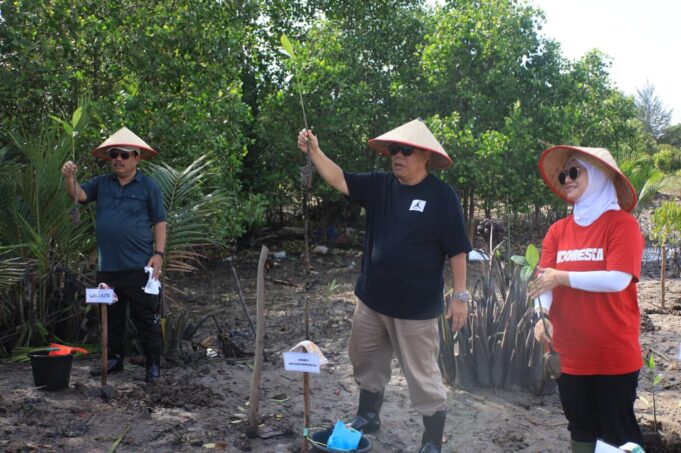 Wali Kota Pangkalpinang Saparudin bersama Wakil Wali Kota Dessy Ayutrisna menghadiri kegiatan bakti sosial berupa pembagian sembako dan penanaman mangrove yang digelar oleh Perkumpulan Kiok Bangka di kawasan pesisir Pantai Rusunawa, Kelurahan Ketapang. Aktual/DOK PEMKOT PANGKALPINANG